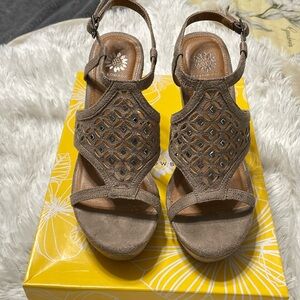 Yellow box Splendor wedges Taupe in color brand new in box